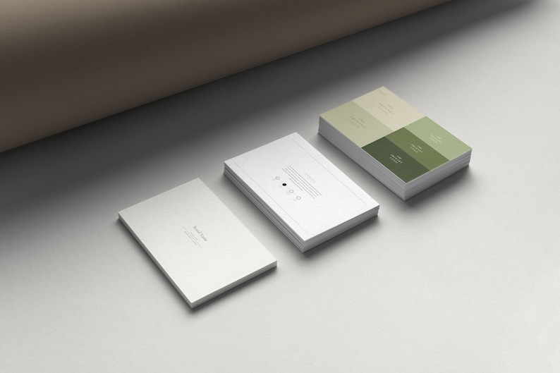 Pode incluir: Um monte de cart&otilde;es de visita brancos com um ponto preto e texto, e um monte de cart&otilde;es de visita verdes e brancos com texto.