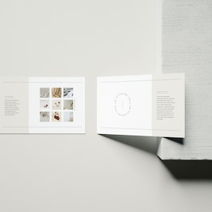 Pode incluir: Um folheto tr&iacute;ptico com fundo branco e design minimalista. A capa apresenta um logotipo circular com o texto "The Secondary Studio". As p&aacute;ginas interiores apresentam uma grade de imagens que mostram v&aacute;rios produtos e um bloco de texto que descreve o est&uacute;dio.