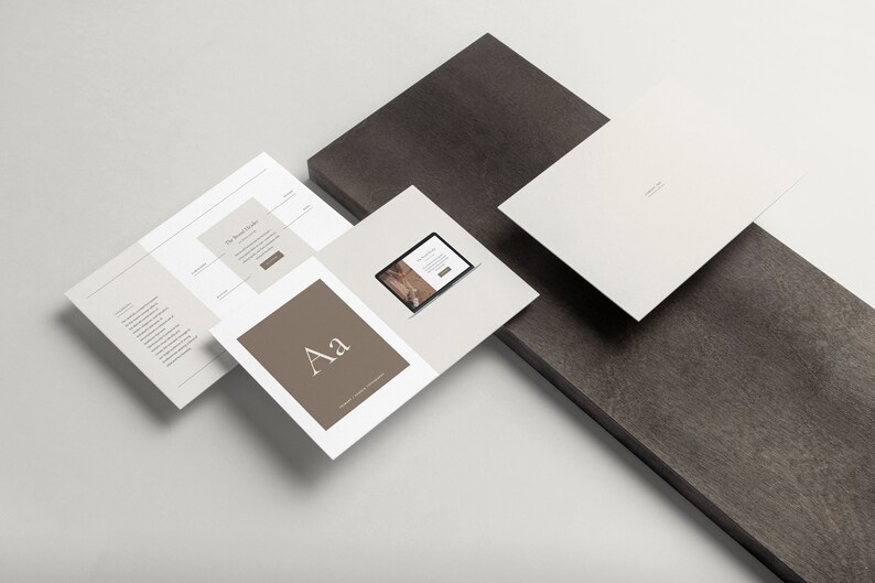 Pode incluir: Uma maquete de um pacote de marca com um fundo branco. O pacote inclui um folheto, um cart&atilde;o de visita, uma tela de laptop e um cart&atilde;o de tipografia. O folheto tem um fundo cinza com o texto "The Brand Guide" e um bot&atilde;o que diz "Learn More". O cart&atilde;o de visita &eacute; branco com o texto "Company Name". A tela do laptop mostra um site com uma foto de uma mulher. O cart&atilde;o de tipografia &eacute; marrom com o texto "Aa" em uma fonte branca.