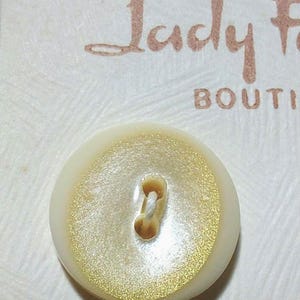 Boutons - Ivoire ou bordeaux, ronds, brillants, 2 trous, plats, vintage, vendus par carte