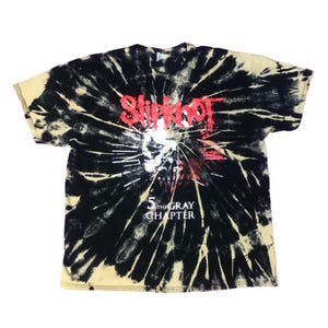 May include: Black and yellow tie-dye t-shirt with a red and white "Slipknot" logo and the text "5 The Gray Chapter".