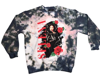NY Anpassad Selena Como La Flor Tie-Dye Crewneck-tröja – Vintageinspirerad look – Unisex vuxenstorlek L – Officiellt licensierad