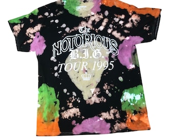 Anpassad - The Notorious Tour 1995 Unik Biggie Art Tie-Dye Reverse-Dye T-shirt - Vuxenstorlekar - Officiellt licensierad