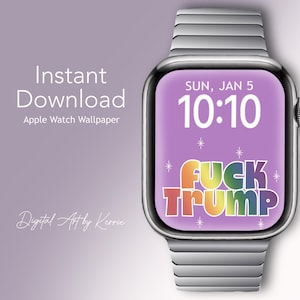 Op de afbeelding: Een digitaal horloge-scherm voor een Apple Watch met een paarse achtergrond en een regenboogkleurige tekstoverlay die "F*CK TRUMP" zegt. De tijd wordt weergegeven als "10:10" en de datum als "SUN, JAN 5".