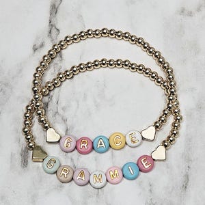 Pulsera personalizada con nombre y palabra en color dorado, pulsera personalizada para mamá, pulsera de la amistad, pulsera de cuentas con nombre personalizado para abuela