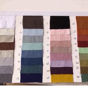 Pu&ograve; includere: Un campionario di colori che mostra 34 campioni di tessuto in vari colori. I campioni sono disposti in colonne verticali, mostrando una gamma di tonalit&agrave; che vanno dal bianco e beige ai blu, verdi e marroni. Ogni campione &egrave; numerato.