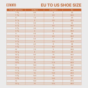 Op de afbeelding: Schoenmatenconversietabel met de merknaam "Enom" bovenaan. De tabel zet de voetlengte in inches om naar US heren-, US dames- en EU-maten. De tabel staat op een lichtbeige achtergrond.