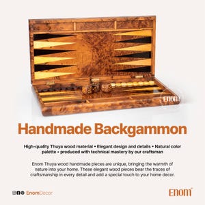 Pu&ograve; includere: Un set da backgammon in legno con intarsi in legno di Thuya. Il set &egrave; aperto e mostra il tabellone da gioco, i dadi e le pedine. Il set &egrave; fatto a mano e presenta una tavolozza di colori naturali.