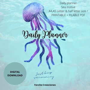 Puede incluir: Un planificador diario digital imprimible con una ilustración de acuarela de una medusa púrpura y azul sobre un fondo turquesa. El texto "Daily Planner" está escrito en una fuente decorativa. El texto "Just keep swimming" está escrito en una fuente más pequeña debajo de la medusa. El texto "Fercita Creaciones" está escrito en una fuente más pequeña debajo del texto "Just keep swimming".