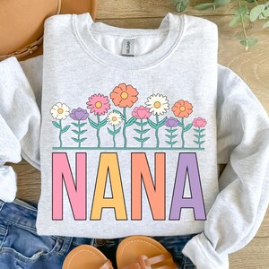 Archivo PNG de sublimación con diseño floral de Nana, diseño PNG de camiseta con diseño de flores silvestres para Nana, regalo para amantes de las plantas de jardín para Nana, idea de regalo para revelar el embarazo de Nana