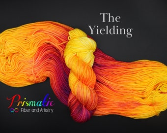 Hilo teñido a mano, hilo amarillo y naranja, "The Yielding", lana merino, mezcla de merino, grosor fingering, grosor DK, grosor worsted, grosor grueso