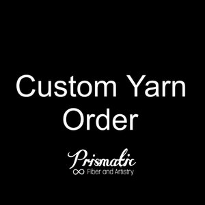 Może przedstawiać: Biały tekst na czarnym tle, który brzmi "Custom Yarn Order" z logo "Prismatic Fiber and Artistry" poniżej.