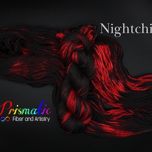 Hilo teñido a mano, hilo rojo y negro, "Nightchild", lana merino, mezcla de merino, grosor fingering, grosor DK, grosor worsted, grosor grueso