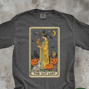 Maglietta con tarocchi Cat Lady Comfort Colors®, maglietta per feste di Halloween per donna, maglietta con strega spettrale, maglietta con gatto spaventoso, regalo con gattino occulto