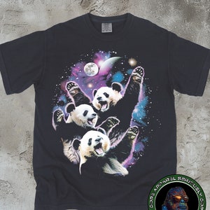 Tre pandor Vintage Galaxy T-shirts, Komfortfärger Retro Moon Meme T-shirt, Djurälskare, Rolig Panda T-shirt, Stor T-shirt, Panda Björn Gåva