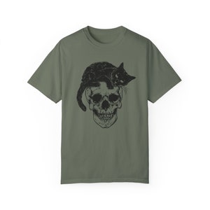 Camiseta con calavera de gato, camiseta gótica, camiseta retro vintage, para amantes de los gatos, camiseta oscura, camiseta desgastada, regalo para amantes de los gatos, camiseta Comfort Colors Moss