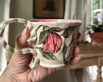 Taza de cerámica con diseño floral de rosas pintada a mano – Diseño original (295 ml)