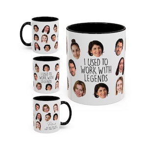Op de afbeelding: Witte keramische mokken met zwarte binnenkant en handvatten. De mokken zijn versierd met verschillende gezichten en de tekst "I USED TO WORK WITH LEGENDS". Eén mok heeft de tekst "Patrick, We will miss you, Don't forget about us."