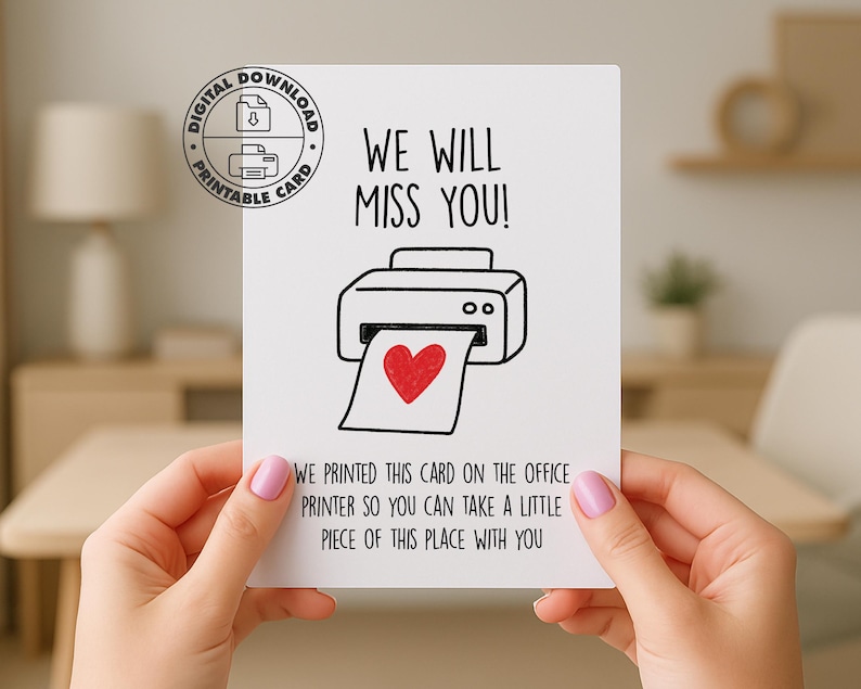 K&ouml;nnte beinhalten: Eine wei&szlig;e Karte mit dem Text "WE WILL MISS YOU!" und einer Zeichnung eines Druckers, der ein Papier mit einem roten Herzen druckt. Die Karte enth&auml;lt auch den Text "WE PRINTED THIS CARD ON THE OFFICE PRINTER SO YOU CAN TAKE A LITTLE PIECE OF THIS PLACE WITH YOU."