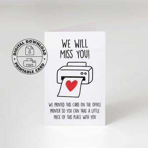 K&ouml;nnte beinhalten: Eine wei&szlig;e, gefaltete Karte mit dem Text &bdquo;WE WILL MISS YOU!&ldquo; und einer Grafik eines Druckers mit einem Herz. Die Karte enth&auml;lt auch den Text &bdquo;WE PRINTED THIS CARD ON THE OFFICE PRINTER SO YOU CAN TAKE A LITTLE PIECE OF THIS PLACE WITH YOU.&ldquo;