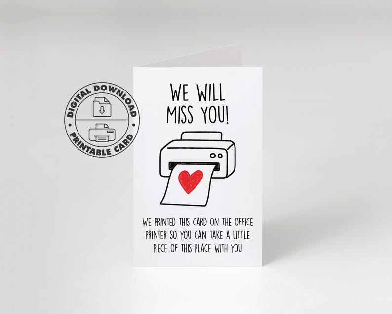 K&ouml;nnte beinhalten: Eine wei&szlig;e, gefaltete Karte mit dem Text &bdquo;WE WILL MISS YOU!&ldquo; und einer Grafik eines Druckers mit einem Herz. Die Karte enth&auml;lt auch den Text &bdquo;WE PRINTED THIS CARD ON THE OFFICE PRINTER SO YOU CAN TAKE A LITTLE PIECE OF THIS PLACE WITH YOU.&ldquo;