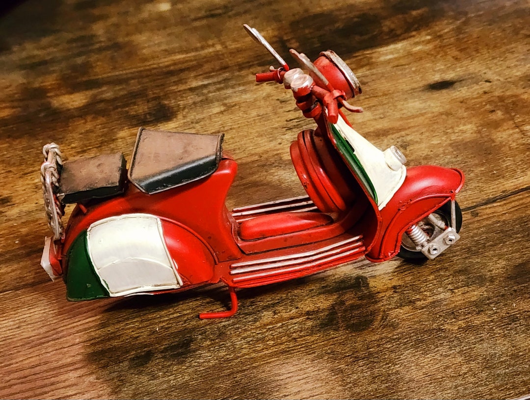 Le Scooter bleu a la jeune fille en miniature façon jouet en métal
