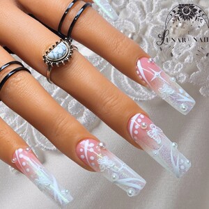 Diseño de uñas con diseño floral en color blanco lechoso/Uñas ...