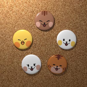 Könnte beinhalten: Fünf runde, farbenfrohe Knöpfe mit Cartoon-Tiergesichtern. Die Knöpfe zeigen ein gelbes Küken, eine braune Katze, einen weißen Hund, eine weiße Katze und einen orangefarbenen Tiger. Jeder Knopf hat einen einzigartigen Ausdruck und errötete Wangen.