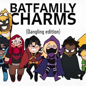 Puede incluir: Una ilustración digital titulada BATFAMILY CHARMS (Dangling edition) que presenta siete personajes de dibujos animados estilizados con trajes de superhéroes. Los personajes aparecen en varias poses con esquemas de colores distintos que incluyen amarillo, azul, rojo y morado.