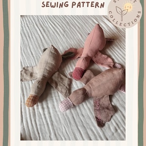 Peut inclure: Trois peluches d'oie faites à la main, dans des tons de rose et de beige, avec des motifs sur les ailes et les pieds. Le texte "GOOSE SEWING PATTERN" est en haut, avec le compte Instagram "SPROUT.COLLECTIONS" en bas.