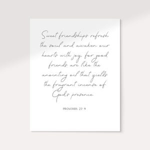Puede incluir: Impresión blanca con una cita en elegante escritura negra: "Las dulces amistades refrescan el alma y despiertan nuestros corazones con alegría..." y "PROVERBIOS 27:9". El texto está sobre un fondo blanco.