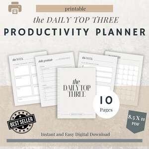 Może przedstawiać: Drukowany planer produktywności z tekstem "the DAILY TOP THREE PRODUCTIVITY PLANNER". Planer zawiera strony do codziennej wdzięczności, planowania tygodniowego i kalendarza miesięcznego. Planer ma wymiary 21,6 x 27,9 cm i ma 10 stron.