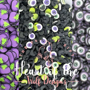 Puede incluir: Tres bolsas de charms de resina con temática de Halloween. La primera bolsa contiene charms de caldero morado y verde. La segunda bolsa contiene murciélagos negros y ojos verdes y morados. La tercera bolsa contiene ojos morados y verdes.