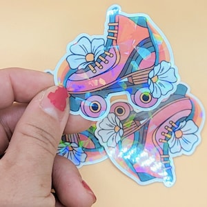Könnte beinhalten: Holografischer Aufkleber mit einem Retro-Rollschuh-Design, Regenbogen und Blumen. Der Rollschuh ist rosa und orange mit blauen Akzenten. Der Aufkleber hat ein glänzendes, irisierendes Finish.