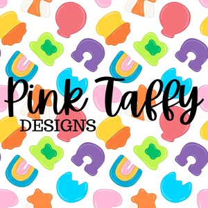 Puede incluir: Un patrón sin costuras con piezas de cereal de dibujos animados de colores, incluyendo un arcoíris, una estrella, una herradura y un hongo. El texto "Pink Taffy Designs" está centrado en el patrón.
