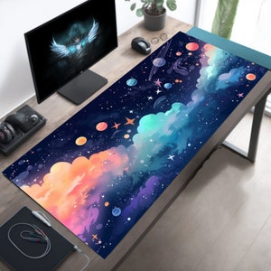Tapis de bureau cosmos pastel, scène spatiale inspirée des dessins animés, jolies étoiles et planètes esthétiques, grand tapis de souris galaxie, joli tapis de bureau