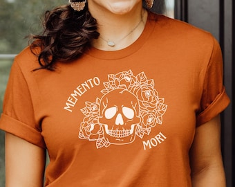 Maglietta Memento Mori con teschio cattolico e scheletro floreale autunnale