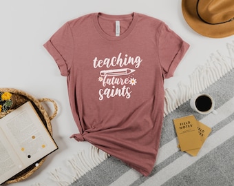 Insegnamento dei futuri santi, regalo per insegnanti cattolici, regalo per la scuola cattolica, camicia per mamma, scuola materna, cattolica