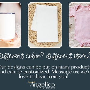 Pu&ograve; includere: Tre prodotti personalizzabili vuoti: una tazza bianca, un quadrato di tessuto bianco e un body rosa per neonato. Il testo "colore diverso? articolo diverso?" &egrave; visualizzato sopra i prodotti. Il testo "I nostri design possono essere applicati a molti prodotti e possono essere personalizzati. Contattaci; ci piacerebbe sentirti!" &egrave; visualizzato sotto i prodotti. Il testo "Angelico DESIGN CO." &egrave; visualizzato nella parte inferiore dell'immagine.
