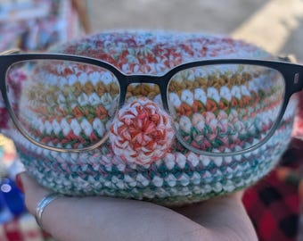 Cabeza de ganchillo que sostiene las gafas