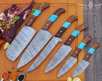 Op de afbeelding: Set van zes keukenmessen met houten handvatten en turquoise accenten. De messen zijn gemaakt van damaststaal en hebben een golvend patroon.