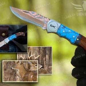 Op de afbeelding: Een vouwmes met een blauw en bruin handvat. Het lemmet is gemaakt van damaststaal en heeft een koperen afwerking. Het handvat is versierd met een turquoise inleg. Het mes heeft een gepersonaliseerde inscriptie met de tekst "K&C".