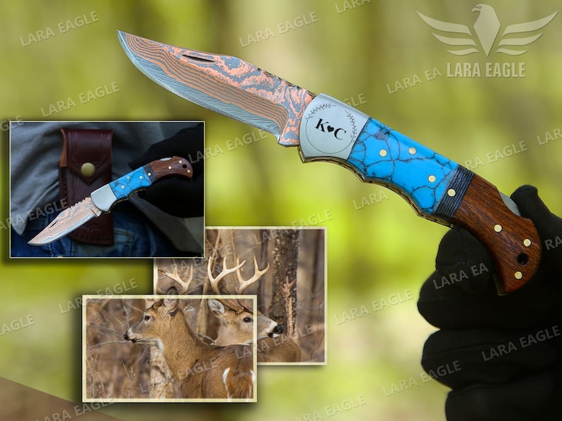 Op de afbeelding: Een vouwmes met een blauw en bruin handvat. Het lemmet is gemaakt van damaststaal en heeft een koperen afwerking. Het handvat is versierd met een turquoise inleg. Het mes heeft een gepersonaliseerde inscriptie met de tekst "K&C".