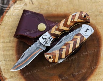 Navaja plegable de cobre damasco hecha a mano. Mango con tiras de madera. Ideal como regalo para padrinos de boda, aniversario o Día del Padre.