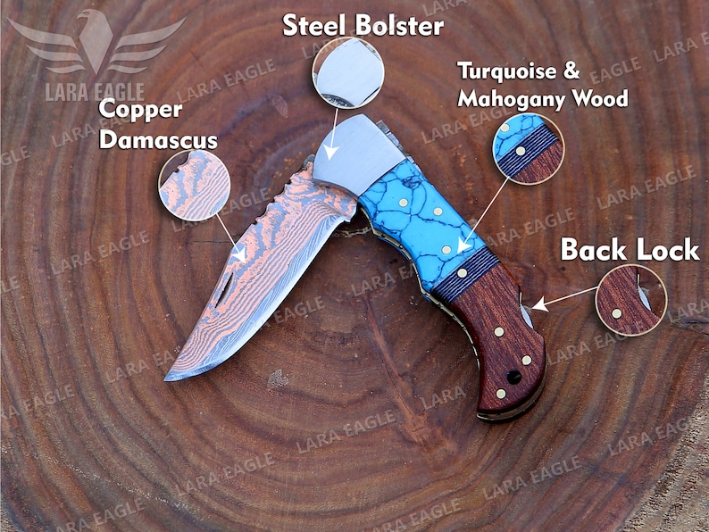 Op de afbeelding: Een vouwzakmes met een koperen Damascus stalen lemmet, een handvat van turquoise en mahoniehout en een stalen bolster. Het mes heeft een rugvergrendeling.