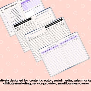 Op de afbeelding: Een verzameling open notitieboekjes met verschillende tracking templates, waaronder een affiliate checklist en een campagnetracker. De pagina's hebben een witte achtergrond met zwarte en paarse accenten. De tekst onderaan luidt: creatief ontworpen voor content creators, social media marketing, etc.