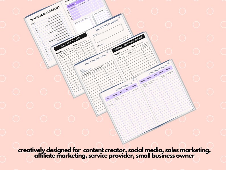 Op de afbeelding: Een verzameling open notitieboekjes met verschillende tracking templates, waaronder een affiliate checklist en een campagnetracker. De pagina's hebben een witte achtergrond met zwarte en paarse accenten. De tekst onderaan luidt: creatief ontworpen voor content creators, social media marketing, etc.