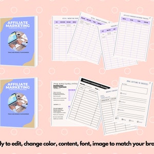 Op de afbeelding: Twee boeken en verschillende vellen papier met een lichtblauw en beige kleurenschema. De boekomslagen lezen "Affiliate Marketing Checklist & Tracker" met een laptopafbeelding. De vellen bevatten trackers voor uitgaven, wachtwoorden en doelen. De tekst onderaan luidt "easily to edit, change color, content, font, image to match your brand."