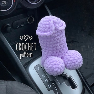 Może przedstawiać: Fioletowy, szydełkowy gałka zmiany biegów do samochodu z wzorem serca i tekstem "CROCHET pattern".
