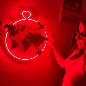 Panneau néon Love Around World Map, décoration murale au néon, art mural au néon, panneau mural pour couple de voyageurs,